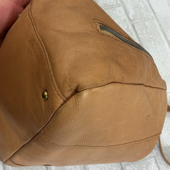 Elegant Tan Leather Shoulder Bag - Picture 7 of 10